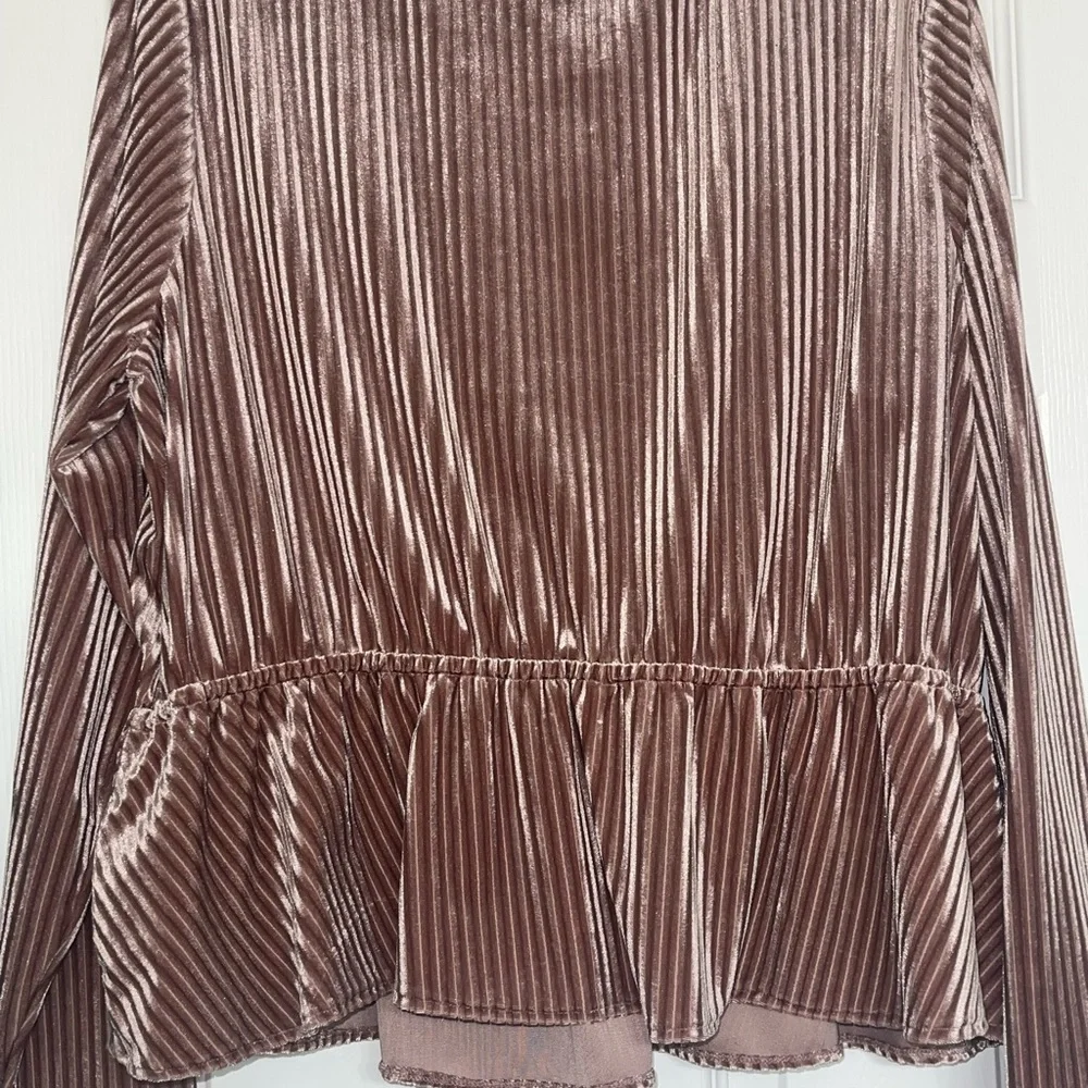 🎉HP🎉 Forever 21+ Pink Peplum Top - Picture 2 of 4